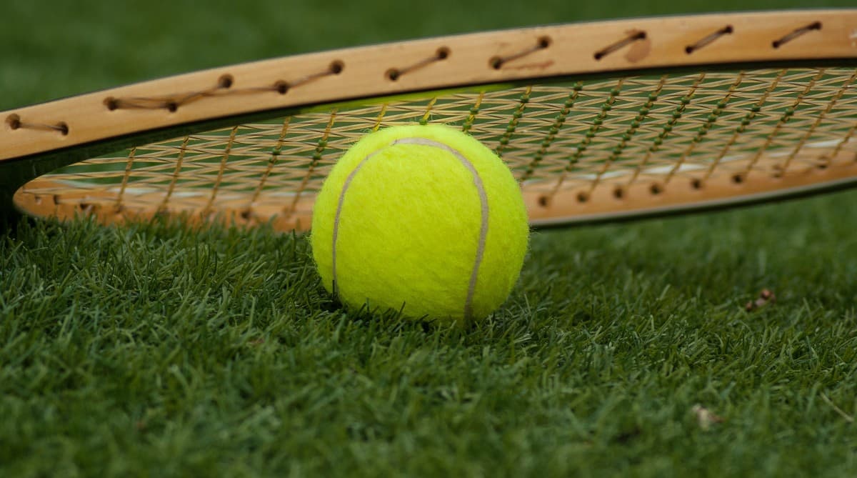 Raqueta y pelota de tenis